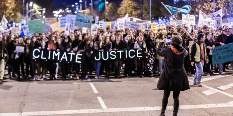 Climate_emergency_-_Climate_march_in_Madrid_clima_deute_(49186753092)