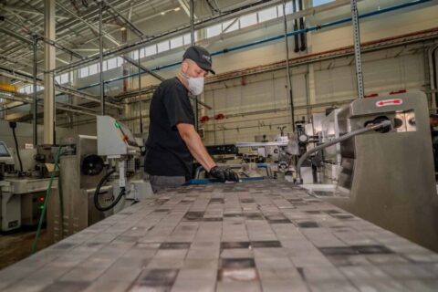 Un treballador en la fàbrica d'imans